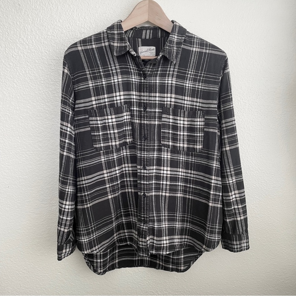 Universal Thread Charcoal Grey Plaid Flannel Button Down Top Women’s Size M